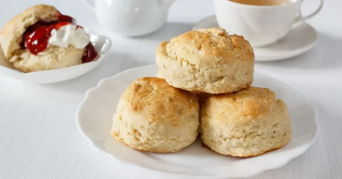 trzy angielskie bułeczki scones na talerzu