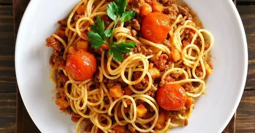 Główne zdjęcie - Aromatyczne spaghetti Napoli. Tak robił je kucharz na wakacjach