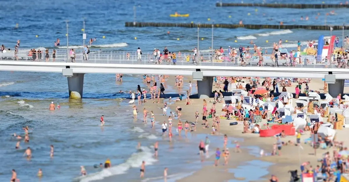 Wakacje nad morzem plaża pełna rodzin z dziećmi