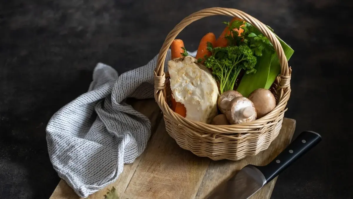 Włoszczyzna i pieczarki na rosół w koszyku.