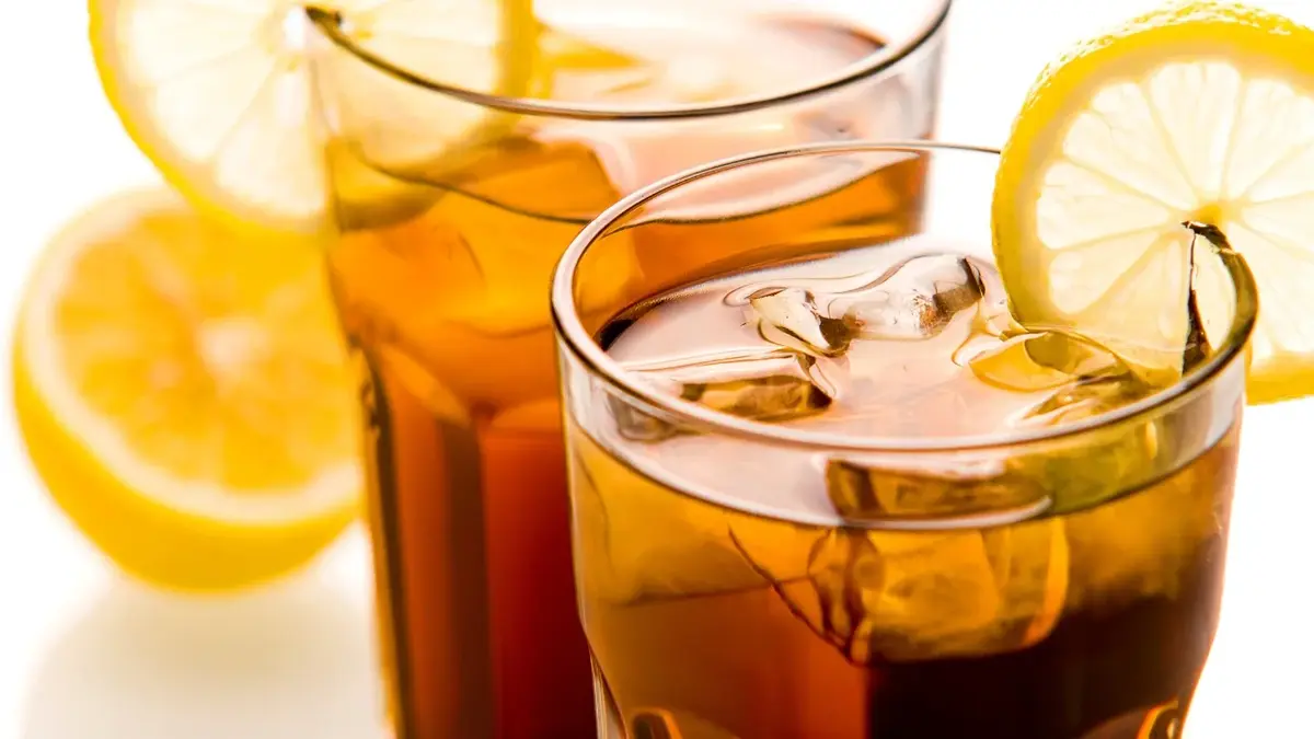 Long Island Ice Tea w wysokiej szklance z lodem i cytryną