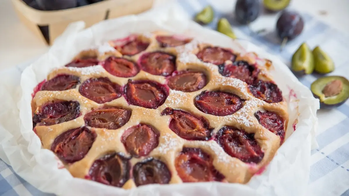 Ciasto drożdżowe ze śliwkami w formie do pieczenia