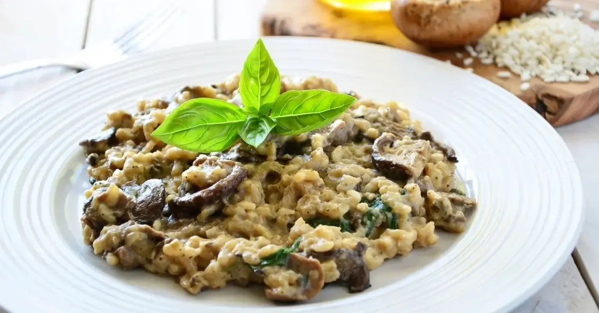 Risotto z grzybami w białym głębokim talerzu