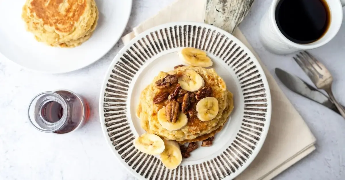 Protein pancakes z bananami i orzechami na talerzu 