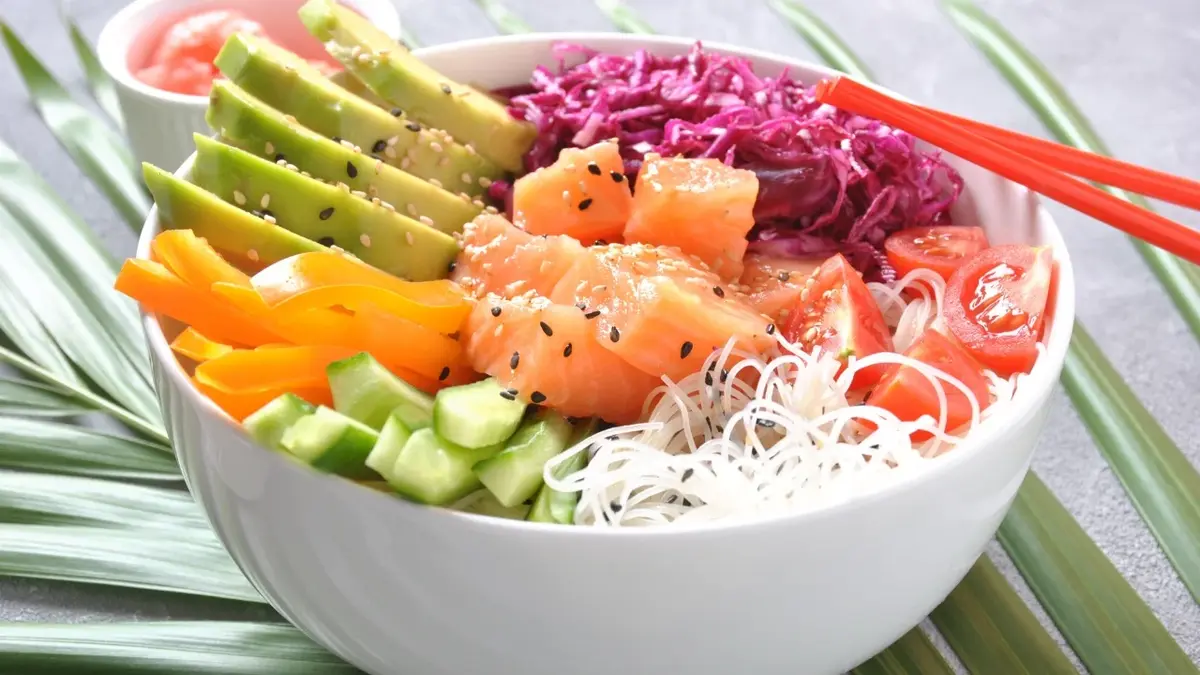 Poke bowl ze świeżymi warzywami i ryżem 