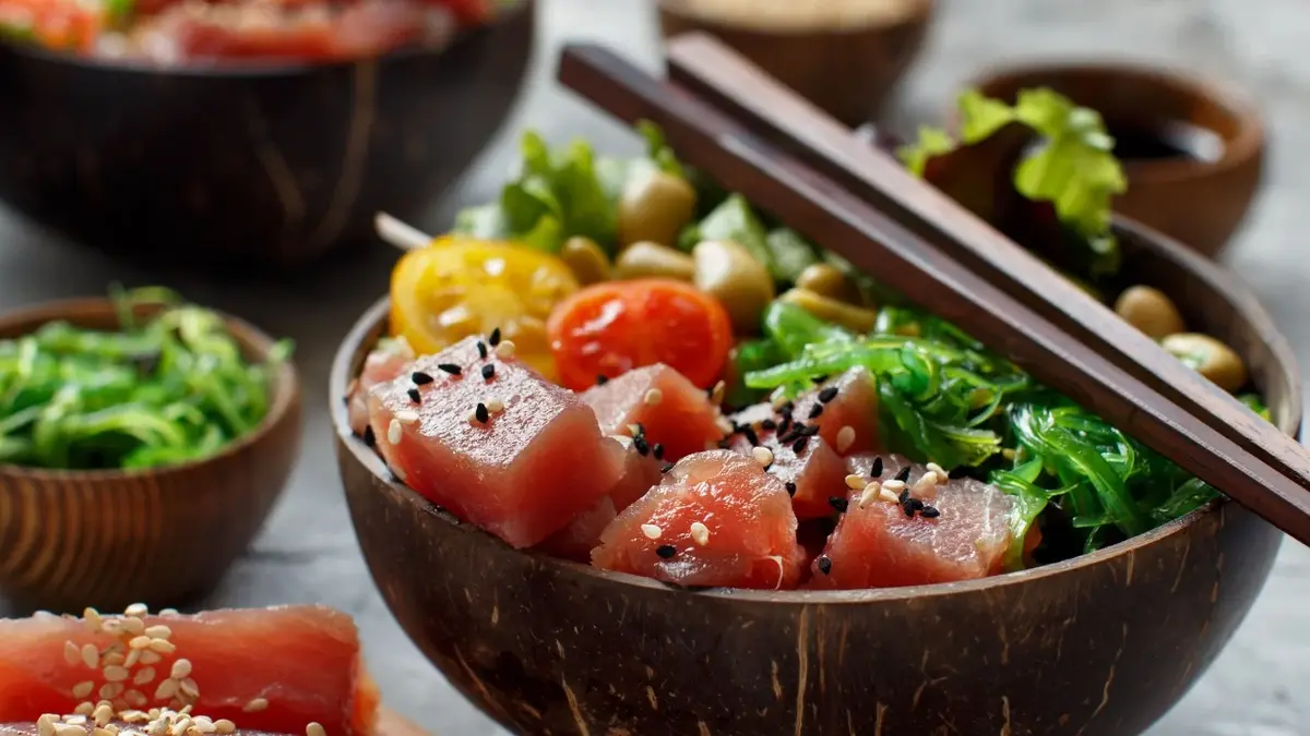 Poke bowl ze świeżymi warzywami i ryżem 