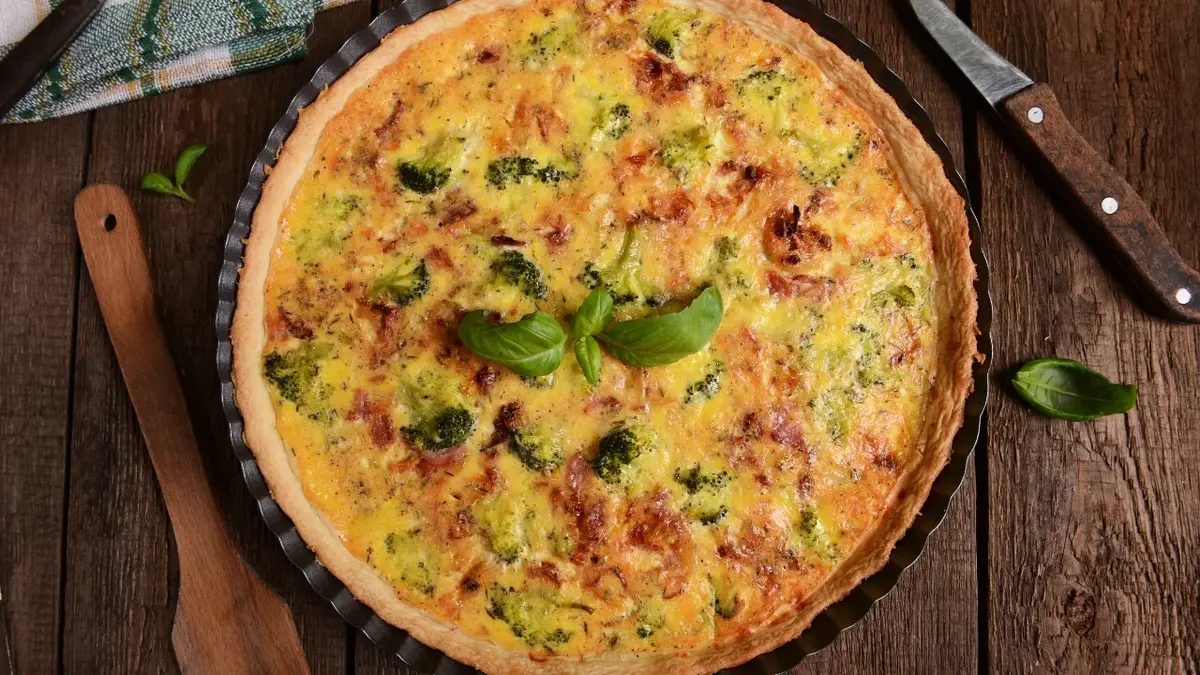 Quiche ze szpinakiem w okrągłej formie do zapiekania