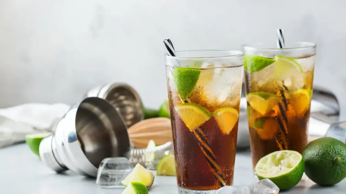 Long Island Ice Tea w wysokiej szklance z lodem i limonką