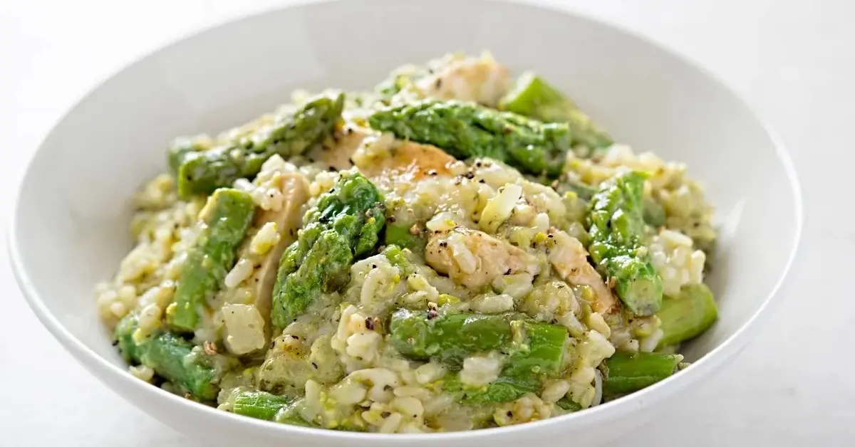 Główne zdjęcie - Trik na obłędne risotto ze szparagami. Zniknie z talerzy w mgnieniu oka