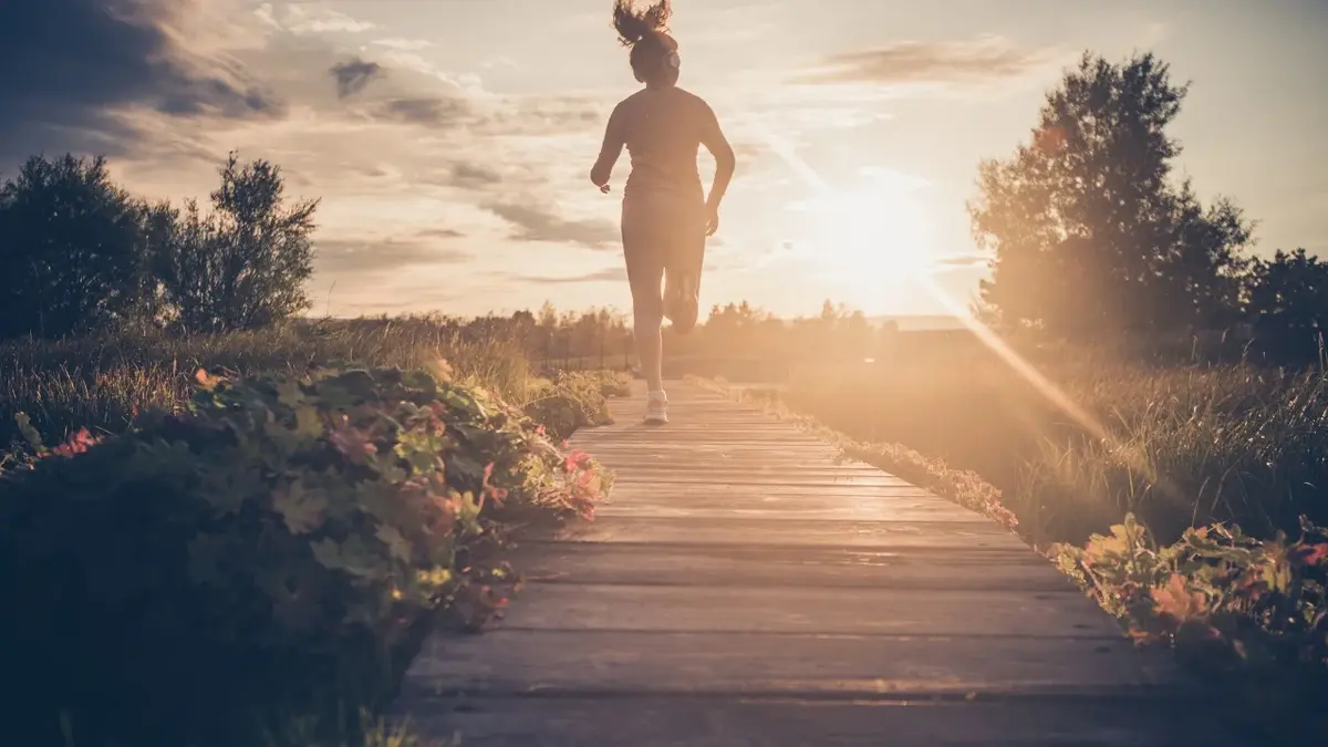 Kobieta uprawiająca jogging o poranko 