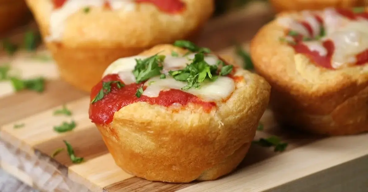 Muffinki pizzowe na drewnianej desce