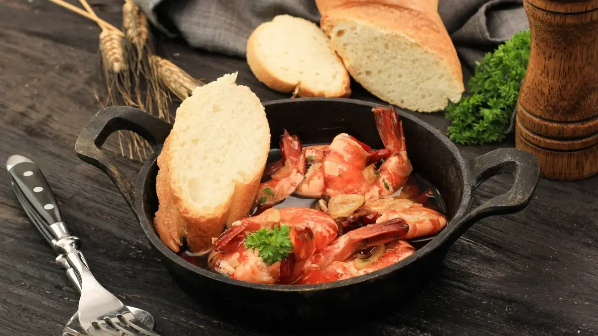 Gambas al Ajillo na małej żeliwnej patelence