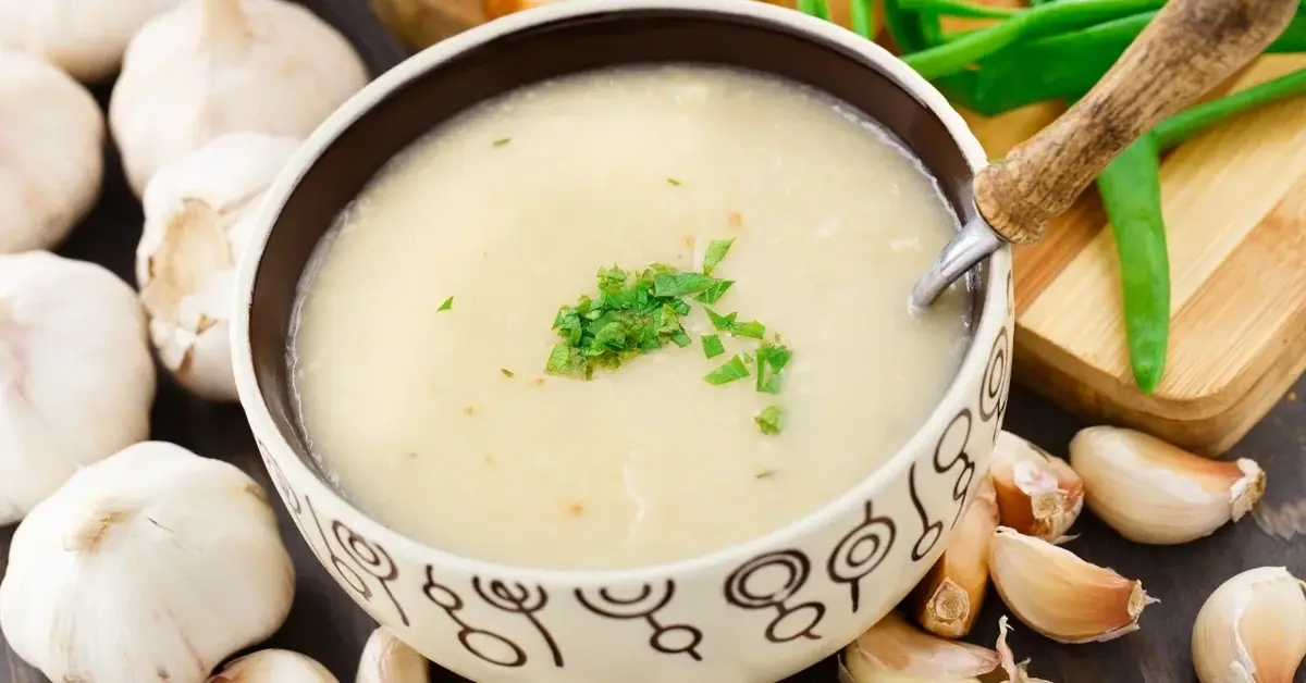 Zupa czosnkowa w miseczce