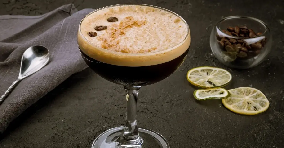 Espresso Martini w wysokim kieliszku z ziarenkami kawy