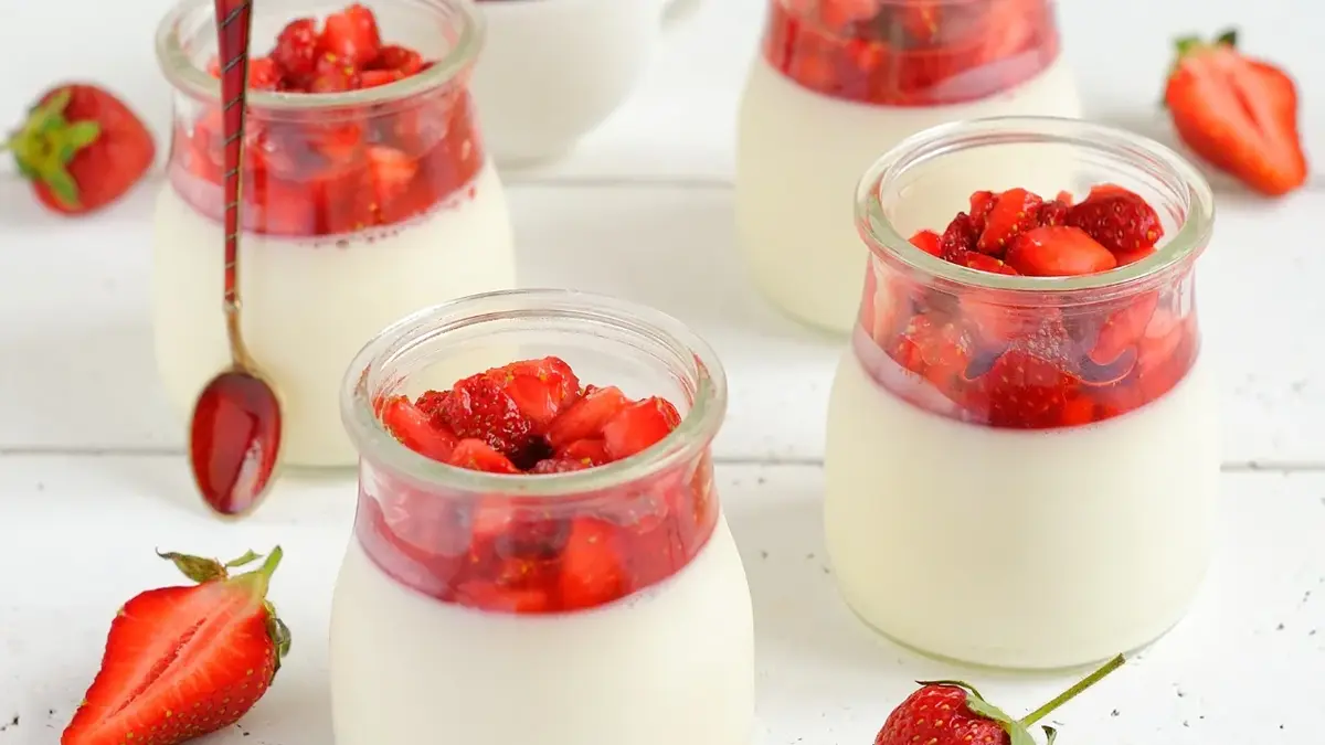 Panna Cotta z owocami w szklaneczkach 