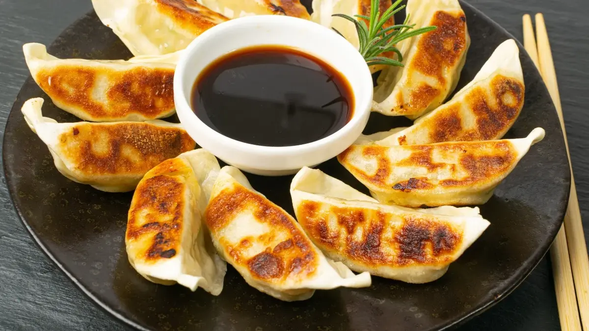 Pierożki Gyoza na talerzu 