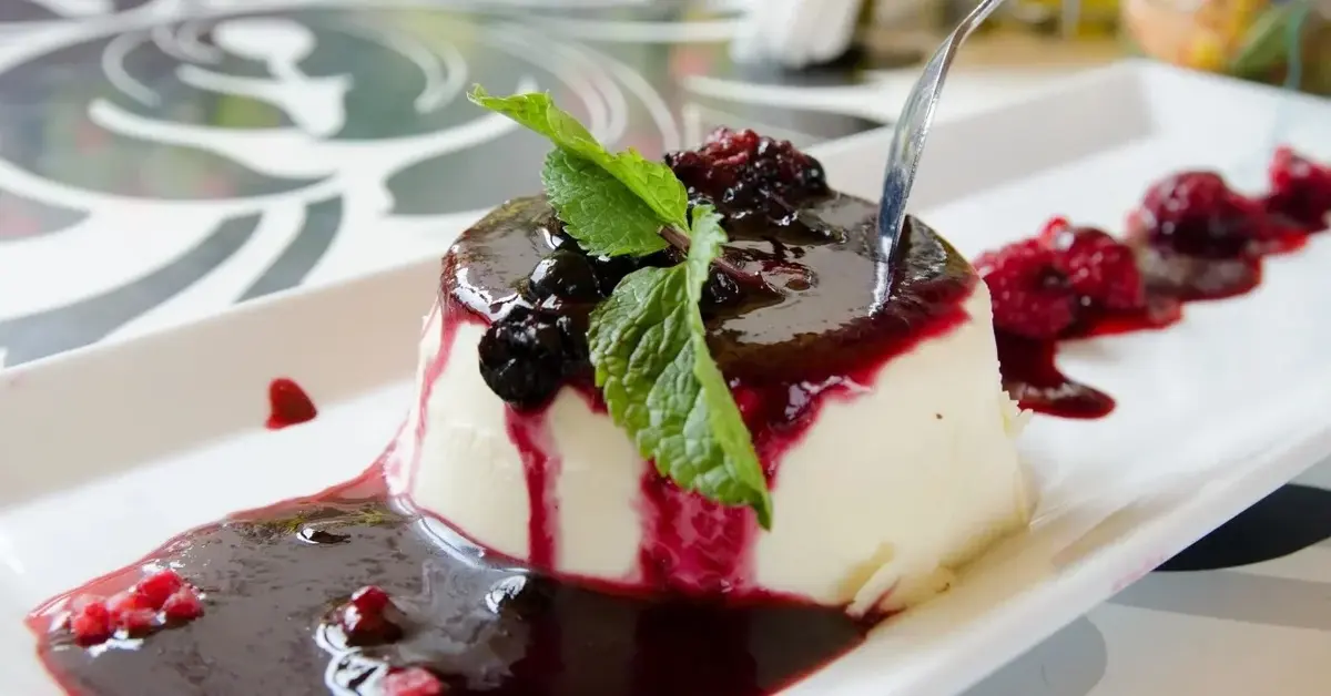 Panna Cotta z owocami na talerzyku 