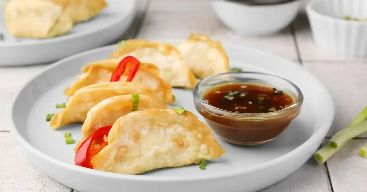 Pierożki Gyoza na talerzu 