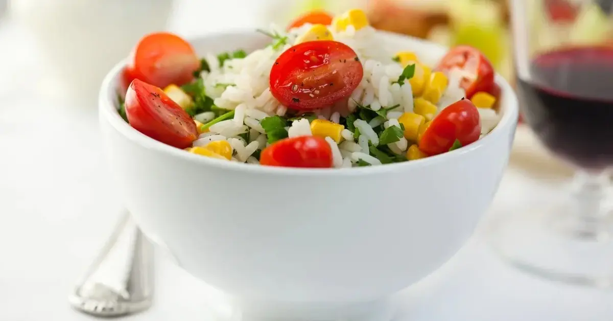 Główne zdjęcie - Sałatka z kurczakiem i ryżem idealna na lunch