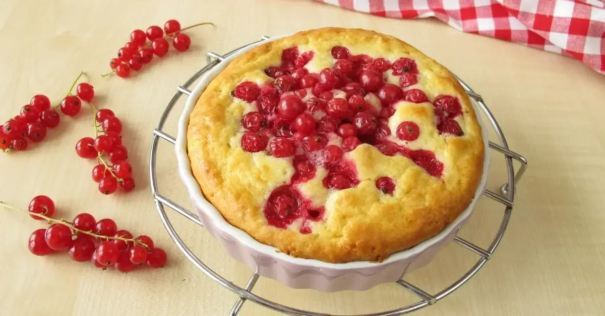 Tarta z porzeczkami w naczyniu do zapiekania