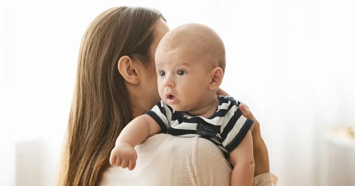 Kobieta odbijająca niemowle po karmieniu