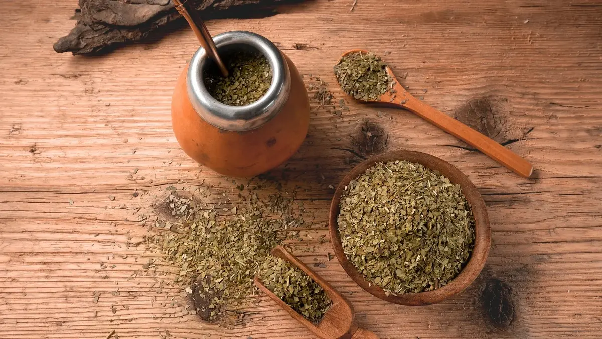 Yerba mate suszona w miseczce i kubku