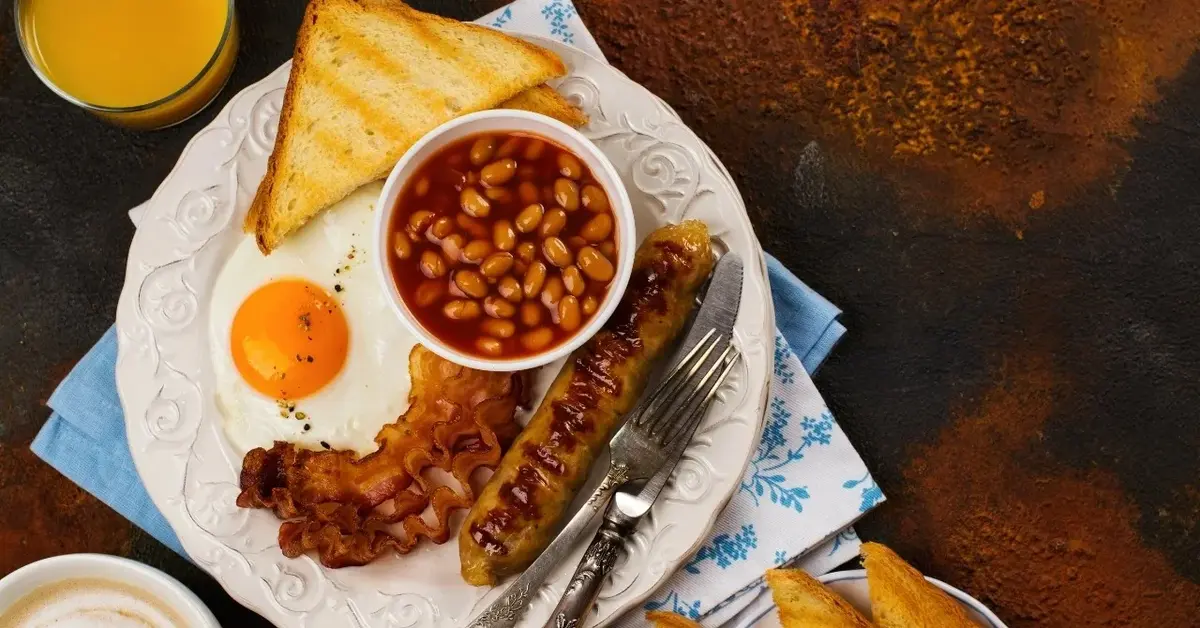 Bekon po angielsku z jajkami sadzonymi, jajkiem sadzonym i tostami 