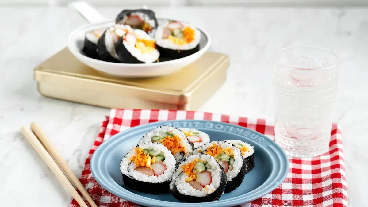 Kimbap  zawijany z różnymi warzywami i mięsem w nori