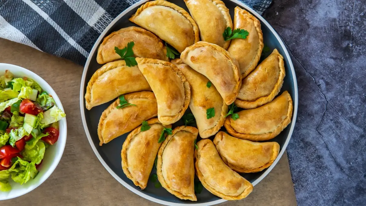 Empanadas na talerzu 