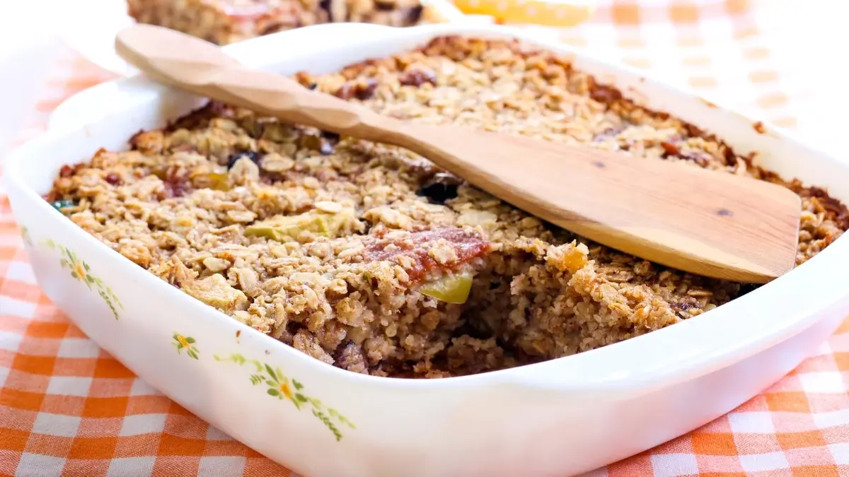 Pieczona owsianka w naczyniu do zapiekania