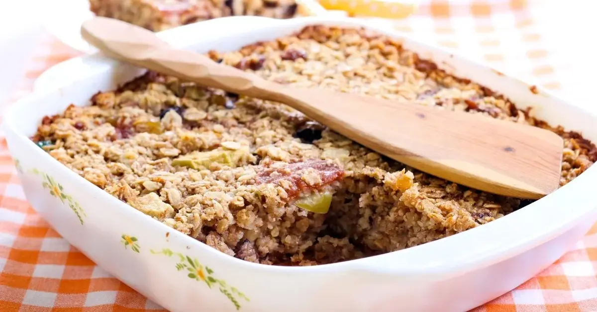 Pieczona owsianka w naczyniu do zapiekania