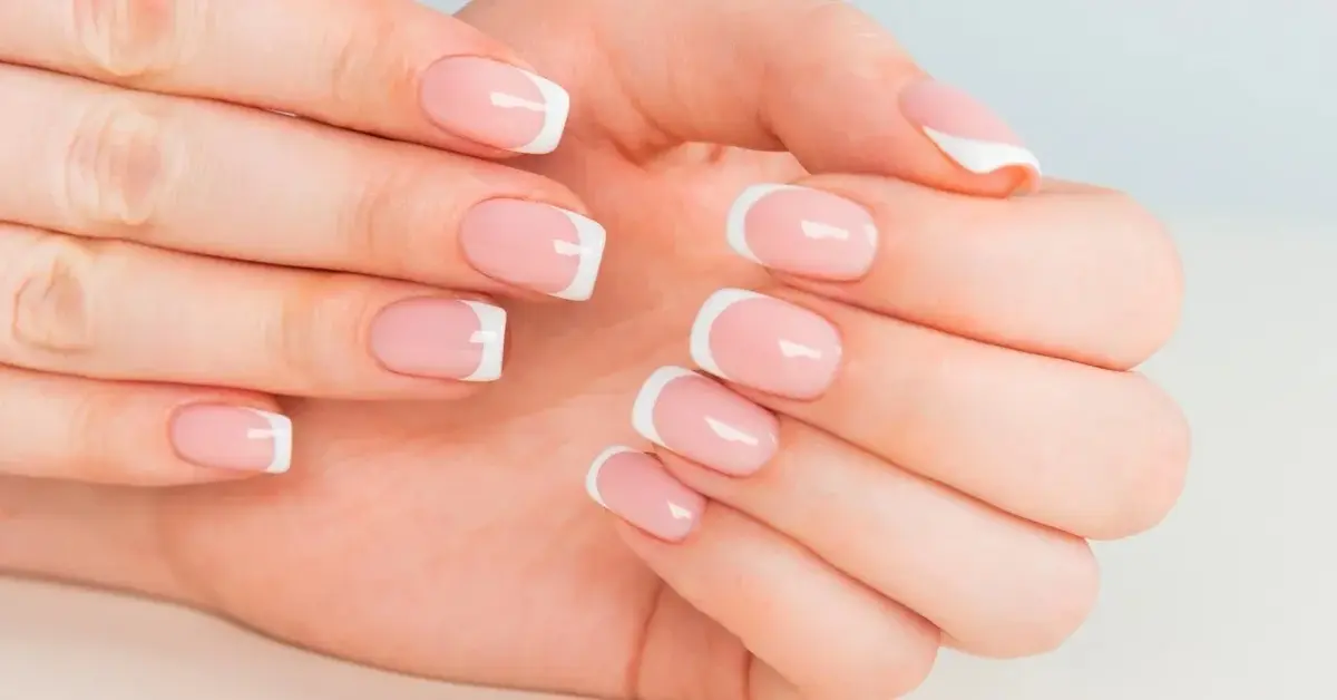 French manicure na kobiecych dłonaich 