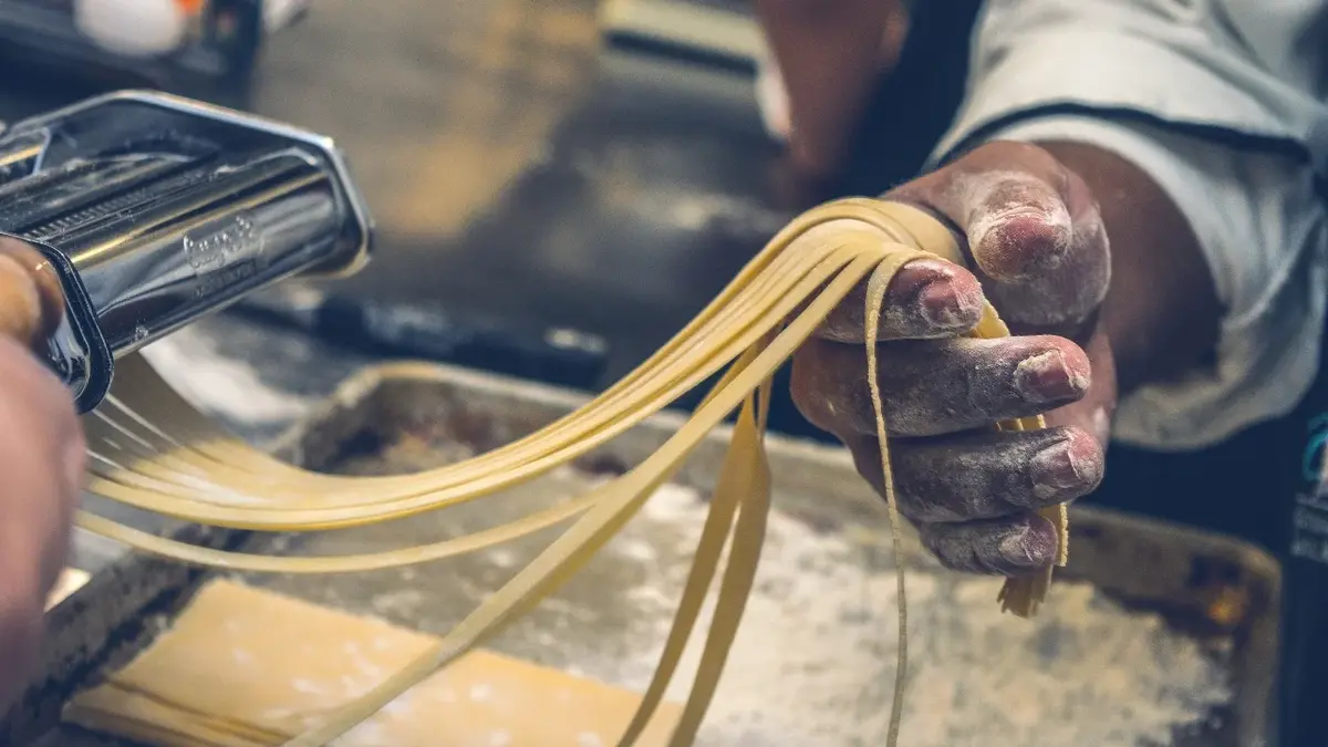Makaron tagliatelle krojony w maszynce do makaronów