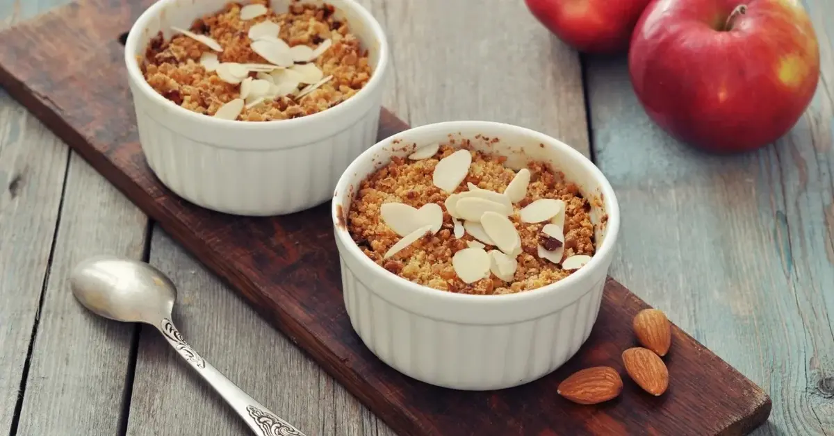 Crumble z owocami w naczyniach do zapiekania 