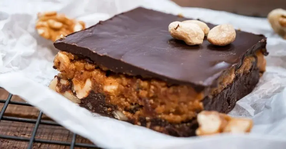 Główne zdjęcie - Obłędne ciasto a la snickers. Ocieka czekoladą, karmelem i orzechami