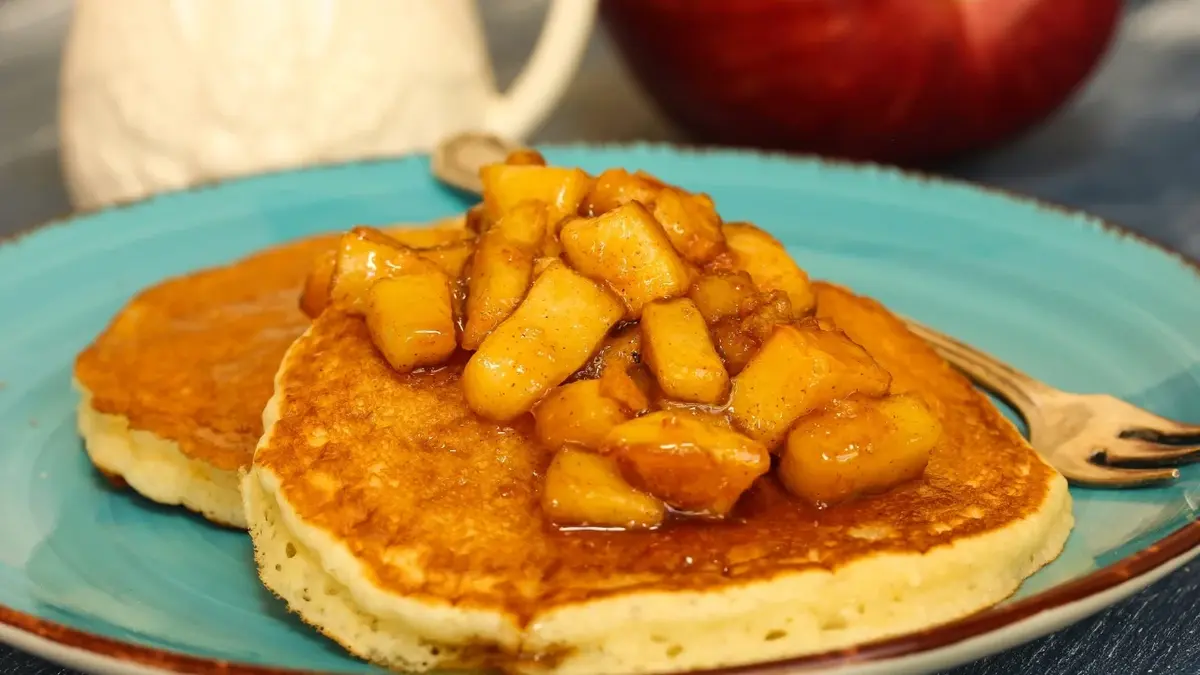 Karmelizowane jabłka na pancakach