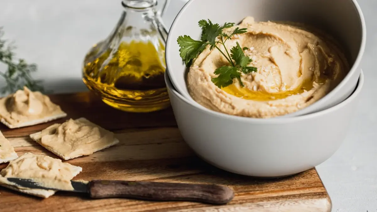 Humus w miseczce z dodatkami 