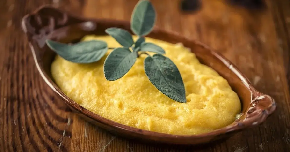 Polenta w  owalnym naczyniu 