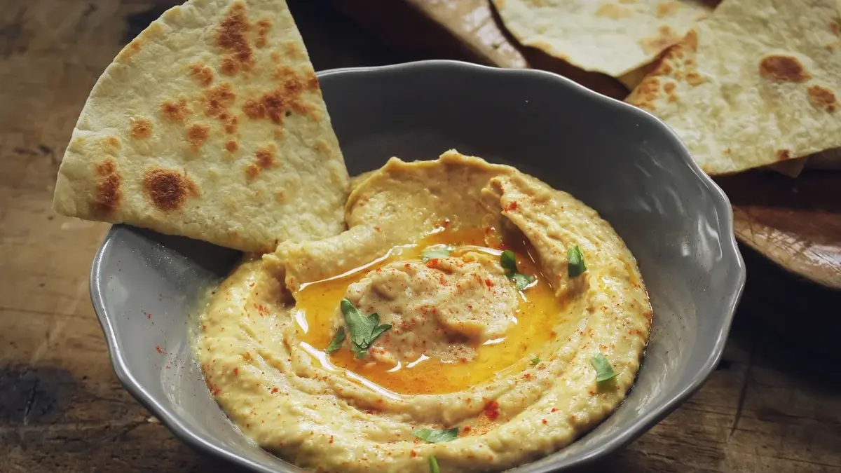 Humus w miseczce z dodatkami 