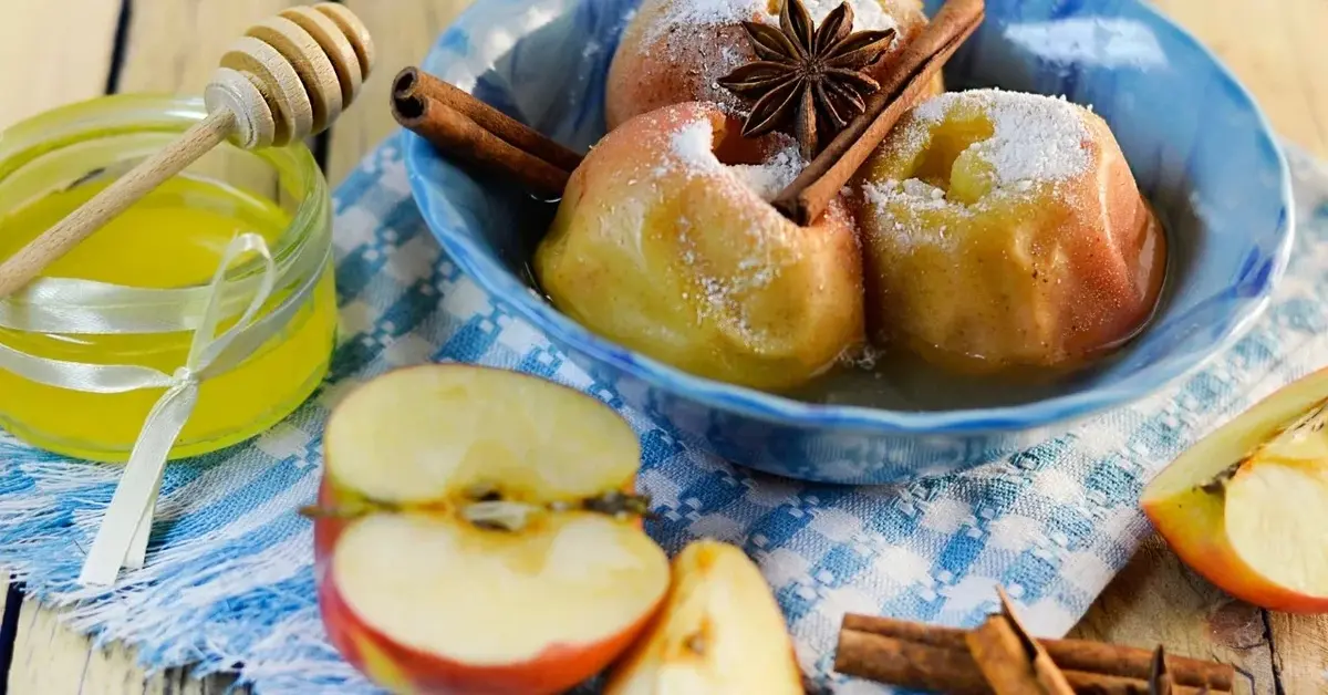 Jabłka pieczone w piekarniku w niebieskiej miseczce