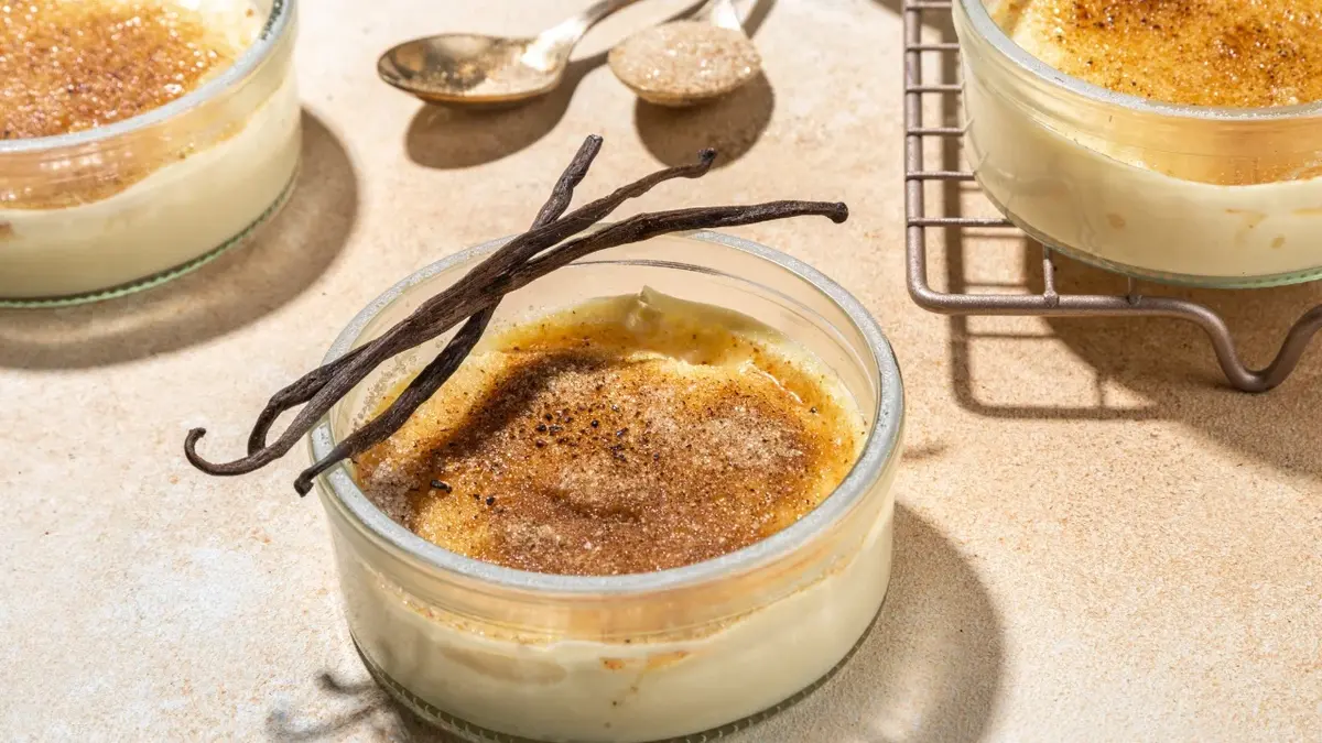 Creme brulee w kamionkowym naczyniu z laskami wanilii