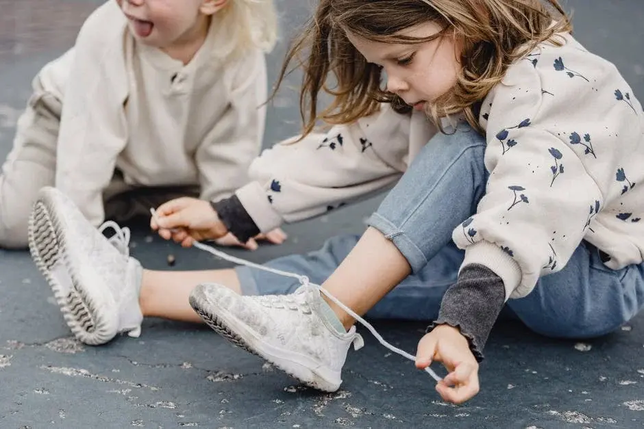 Dziewczynka sznuruje sportowe buty