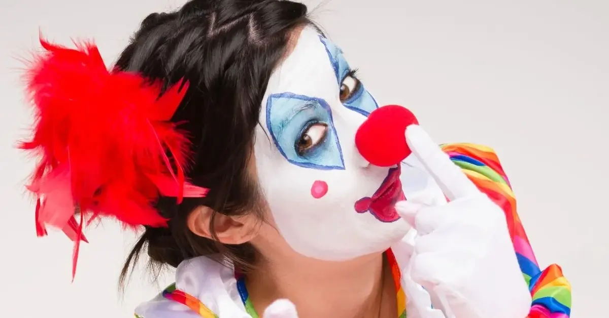 Główne zdjęcie - Upiorny makijaż na Halloween? Maska klauna podbije każdą imprezę!