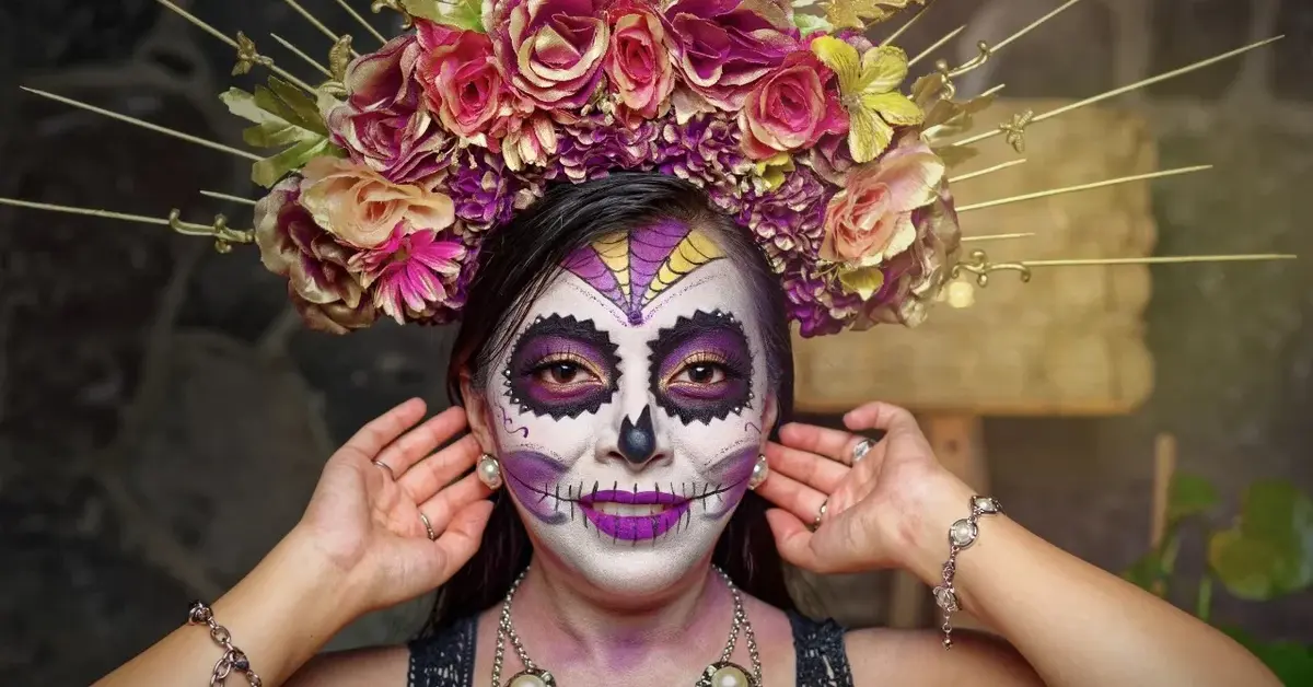 Główne zdjęcie - Makijaż na Halloween. Jak zrobić na twarzy meksykański Sugar Skull?