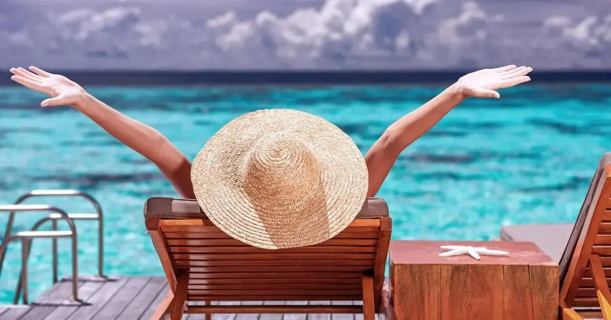 Kobieta w kapeluszu opala się na wakacjach
