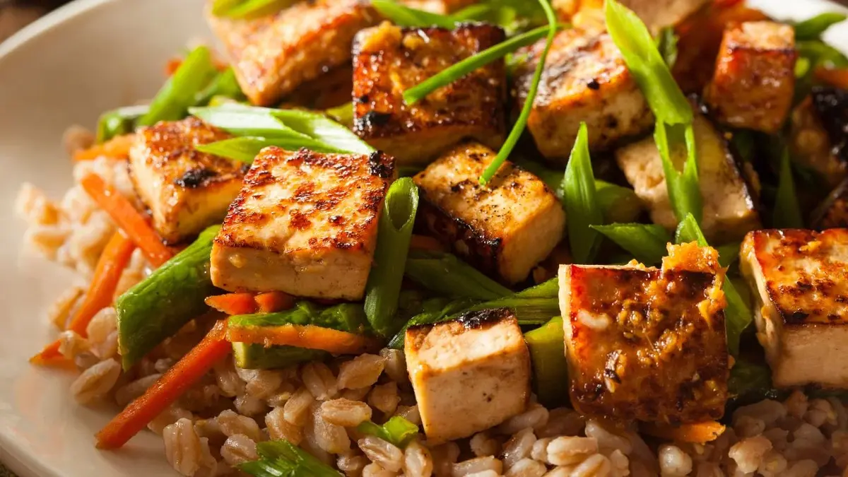 Tofu z warzywami na talerzu