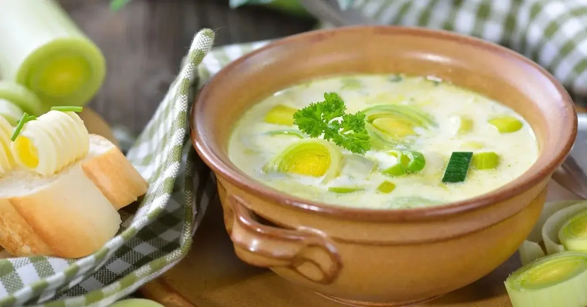 Główne zdjęcie - Rozgrzewająca zupa na zimę. Krem serowo-brokułowy to hit 2022!