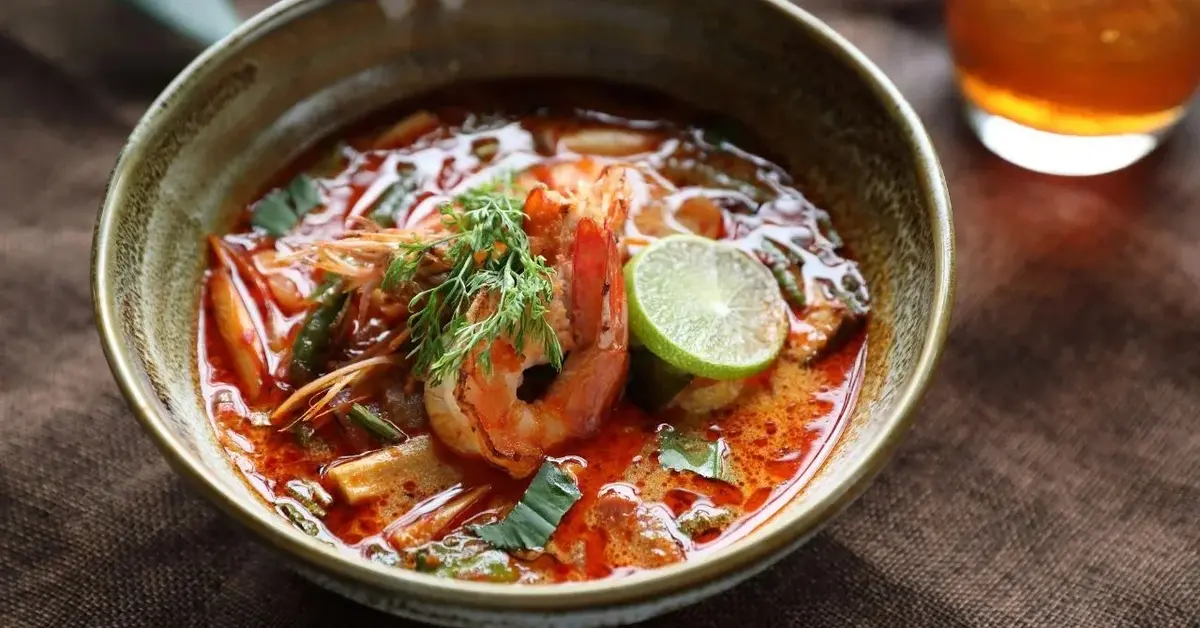 Zupa tajska z krewetkami w miseczce