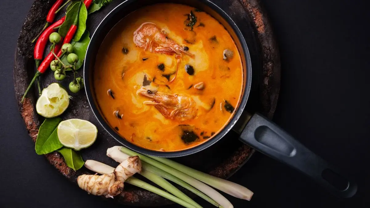 zupa tajska w miseczce i warzywa
