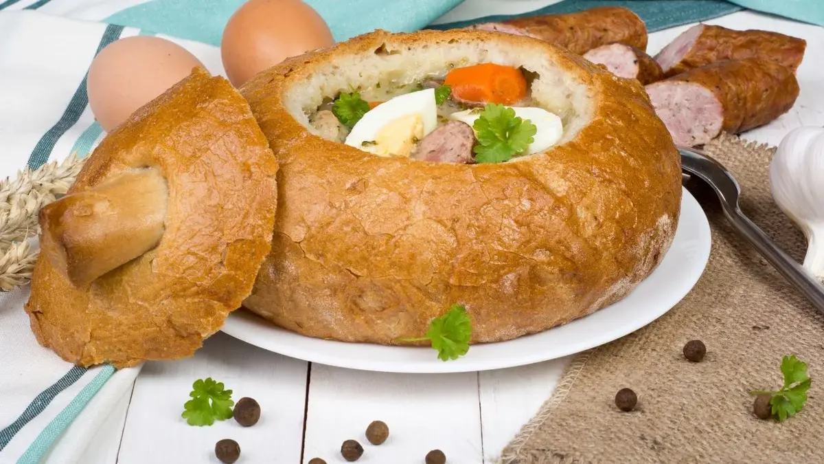 Sandomierski żurek z jajkiem i białą kiełbaską w chlebku